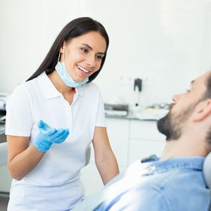 persona hablando con su odontólogo sobre medicamentos bifosfonatos