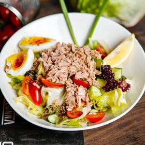 ensalada de atún con tomate y huevo
