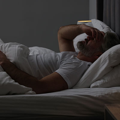 hombre con trastornos del sueño