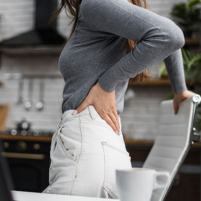 mujer de vista lateral que tiene dolor de espalda