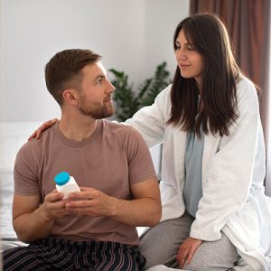 pareja joven compartiendo en una cama