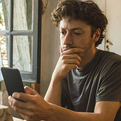 compararse en redes joven observa su celular