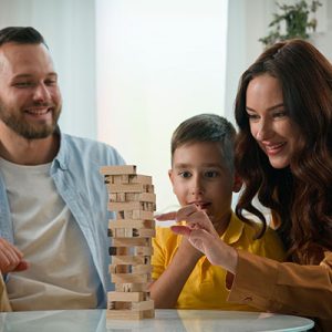 familia compartiendo un juego