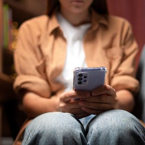 joven escribiendo en el celular