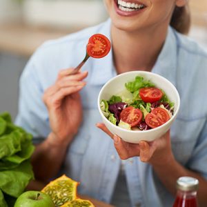 mujer con comida saludable