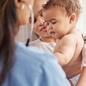 consulta del nino con el medico y la madre
