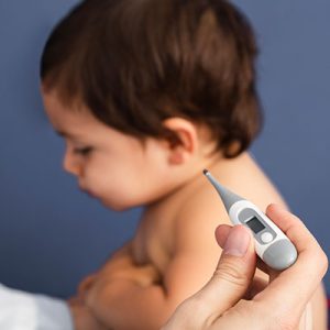 medico revisando la temperatura del bebe