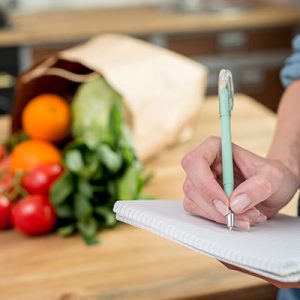 mujer planeando su alimentación