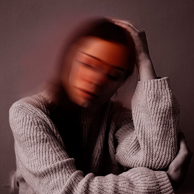 mujer sufre de violencia psicológica