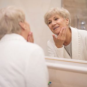 mujer de 60 mirandose al espejo