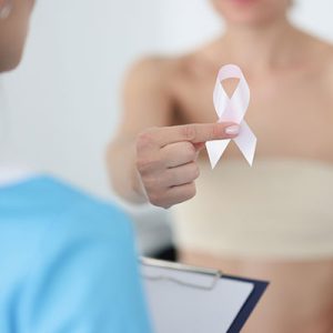 mujer con el pecho vendadoy cinta rosa