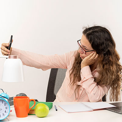 mujer joven con déficit de atención