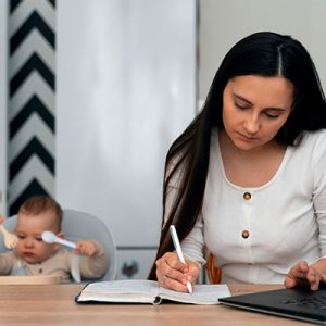 mujer trabajando junto a su bebe
