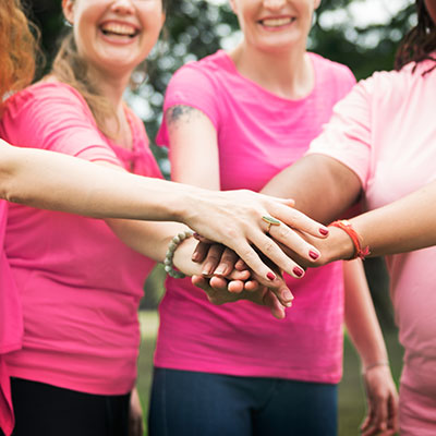 mujeres luchando contra el cáncer de mama