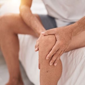 hombre con dolor en piernas