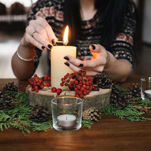 mujer prendiendo una vela