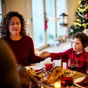 familia teniendo una cena de navidad