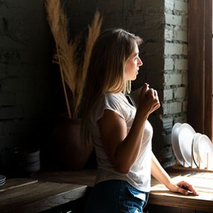 mujer mirando por la ventana