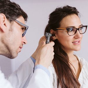 hombre con otitis