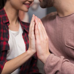 pareja de novios uniendo sus manos