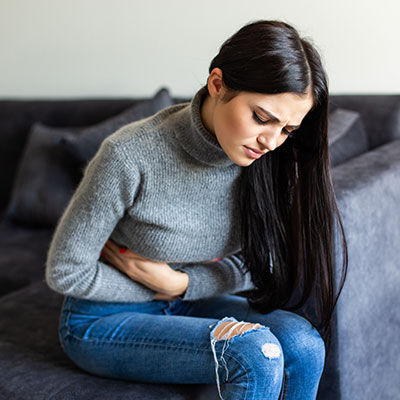 Mujer que presenta síntomas de endometriosis