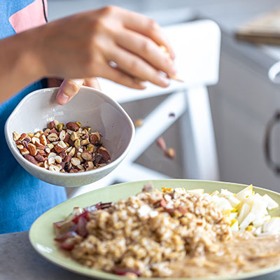 Dieta rica en fibra y alimentos naturales para mantener la salud digestiva y reducir el riesgo de cáncer colorrectal.