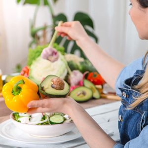 mujer manipulando alimentos saludables