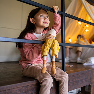 Niña en un espacio relajante con luz cálida siguiendo estrategias de tratamiento para la sobrecarga sensorial infantil.