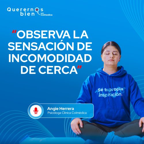 Psicóloga Angie Herrera sentada en postura de meditación guiada con ojos cerrados para promover el bienestar en medio de la incomodidad emocional