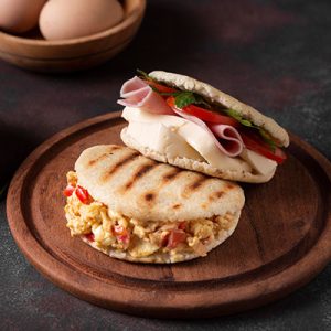 arepa de maíz con aguacate y huevo