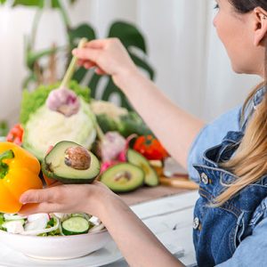 mujer preparando comida saludable