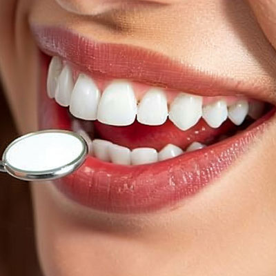 Revisión odontológica periódica con espejo bucal para evaluar la salud oral y cardiovascular.